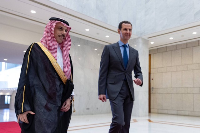 Menteri Luar Negeri Arab Saudi Pangeran Faisal bin Farhan (kiri) bersama Presiden Suriah Bashar al-Assad di Damaskus pada Selasa (18/4/2023). Foto: Twitter/@KSAMOFA