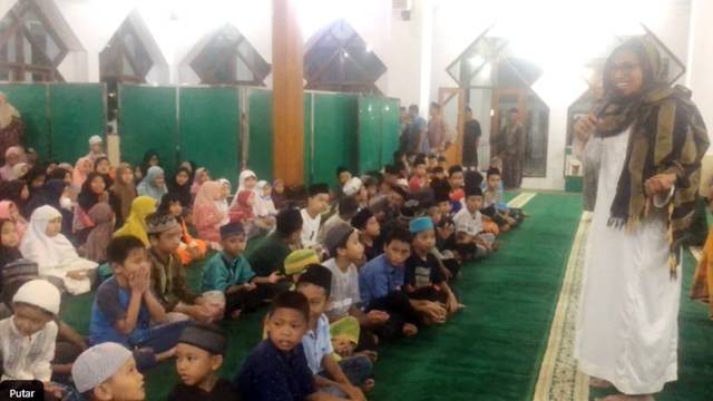 Anak-anak di Kampung Jawa Tondano, Minahasa berkumpul di Masjid dalam tradisi ambengan di 10 malam terakhir Ramadhan.