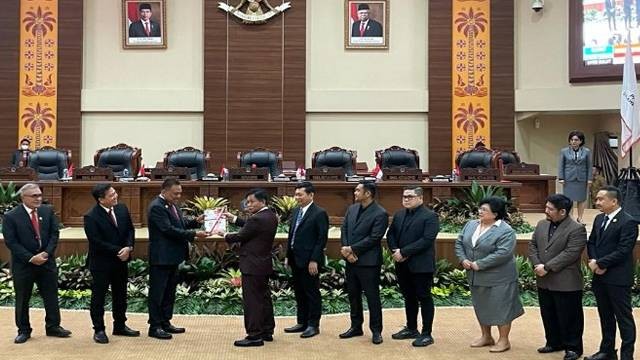 Ketua DPRD Sulawesi Utara menyerahkan hasil pembahasan Pansus LKPJ kepada Gubernur Sulut, Olly Dondokambey saat rapat paripurna.