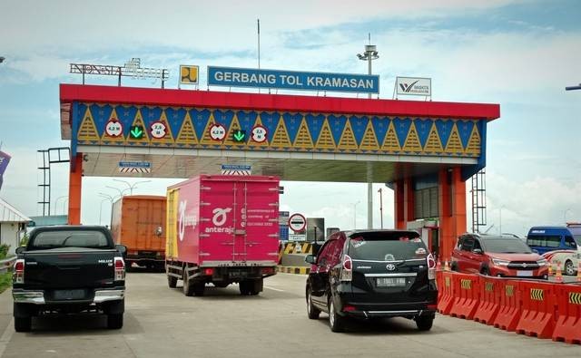 Gerbang tol Keramasan menju Palembang terpantau ramai lancar. Foto: Abdul Toriq/Urban. Id