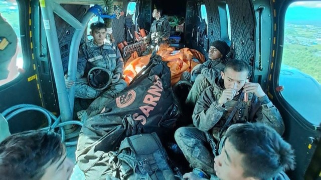 Proses evakuasi anggota TNI yang gugur. Foto: Dok. Istimewa