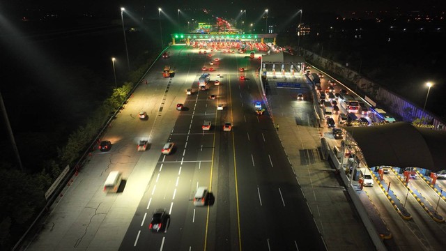 Suasana lalu lintas Gerbang Tol Cikarang Utama, pada Rabu (19/4) malam. Foto: Dok. Jasamarga