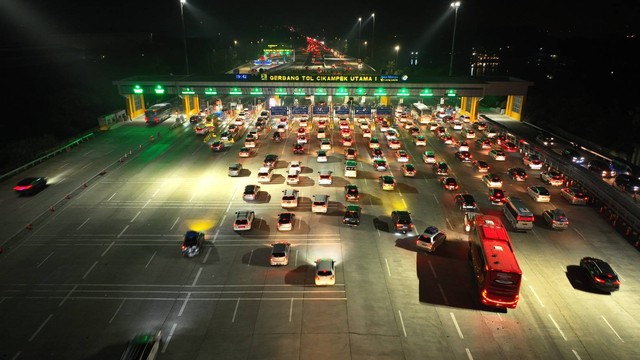 Suasana lalu lintas Gerbang Tol Cikarang Utama, pada Rabu (19/4) malam. Foto: Dok. Jasamarga