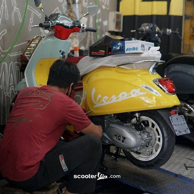Ilustrasi servis dan pengecekan motor Vespa matik. Foto: dok. Scooter VIP