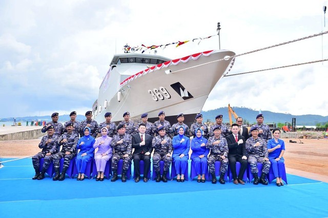 Kepala Staf Angkatan Laut (KSAL) Laksamana TNI Muhammad Ali meluncurkan Kapal Korvet terbaru TNI Angkatan Laut di Batam, Rabu (19/4).  Foto: Dispenal