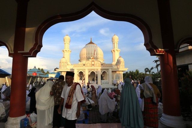 Jemaah Tarekat Syattariyah bersiap melaksanakan salat Idul Fitri 1444 Hijriah di halaman Masjid Syaikhuna Habib Muda Seunagan Desa Peuleukung, Seunagan Timur, Nagan Raya, Aceh, Kamis (20/4/2023). Foto: Syifa Yulinnas/ANTARA FOTO