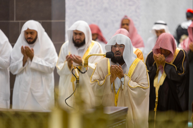 Syeikh as-Sudais membaca doa Khotmil Quran, tanda berakhirnya pembacaan Al-Quran selama salat Tarawih. Foto: gph.gov.sa