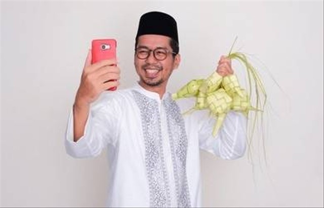 Ilustrasi mudik di era digital, menggunakan smartphone untuk tetap terhubung dengan keluarga di kampung. Foto: Cornelius Krishna Tedjo/shutterstock