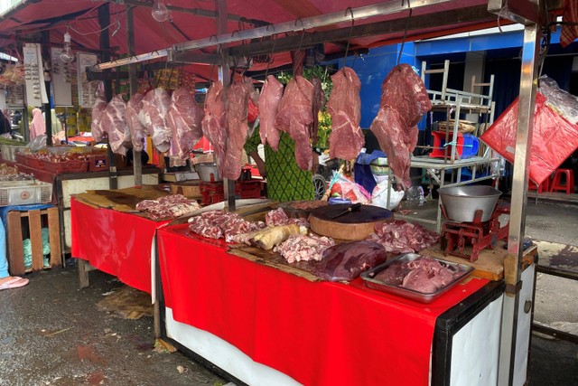 Pantauan harga daging sapi di Pasar Kramat Jati, Jakarta Timur. Foto: Alfadillah/kumparan