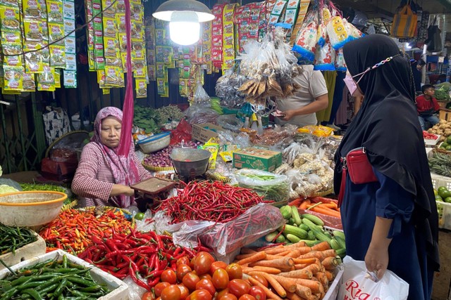 Pantauan harga bahan pokok di Pasar Kramat Jati, Jakarta Timur, Kamis (20/4). Foto: Alfadillah/kumparan