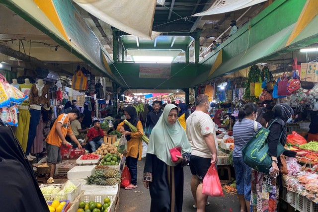 Pantauan harga bahan pokok di Pasar Kramat Jati, Jakarta Timur, Kamis (20/4). Foto: Alfadillah/kumparan