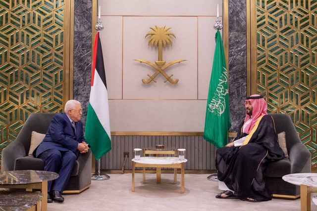 Putra Mahkota Saudi Mohammed bin Salman bertemu dengan Presiden Palestina Mahmoud Abbas di Jeddah, Arab Saudi, 20 April 2023. Foto: Saudi Press Agency/Handout via REUTERS