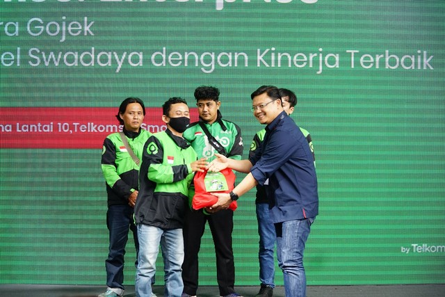 Telkomsel memberikan bantuan paket sembako kepada mitra driver Gojek yang rutin membeli Paket Swadaya. Foto: Dok. Telkomsel