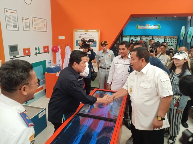 Menteri BUMN Erick Thohir dan Gubernur Lampung Arinal Djunaidi saat saling berjabat tangan di sela meninjau Krakatau Park di Pelabuhan Bakauheni, Lampung Selatan. | Foto : Galih Prihantoro/ Lampung Geh