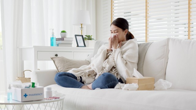 Ilustrasi orang demam dan flu. Foto: Chay_Tee/Shuttertock
