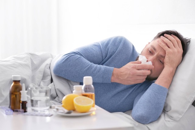 Ilustrasi orang demam dan flu. Foto: Africa Studio/Shutterstock