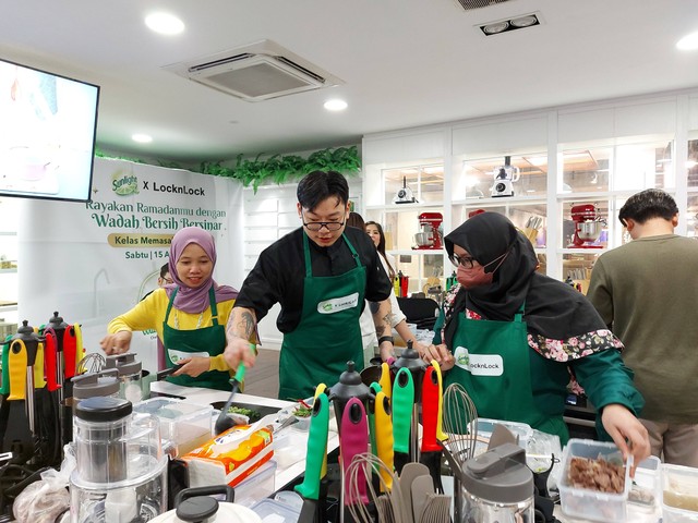 Keseruan momen masak di cooking class. Foto: 