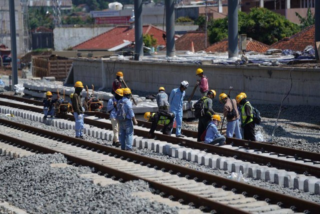 Rel Kereta Api Cepat Jakarta Bandung (KCJB) melakukan tahapan penyesuaian halus atau fine adjustment terhadap seluruh rel Kereta Cepat Jakarta Bandung (KCJB) menjelang commissioning test. Foto: Dok. Istimewa