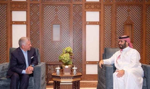 Putra Mahkota Saudi Mohammed bin Salman menerima Raja Abdullah dari Yordania, di Jeddah. Foto: SPA