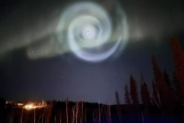 Penampakan cahaya spiral di Alaska oleh roket SpaceX. Foto: Christopher Hayden/AP 