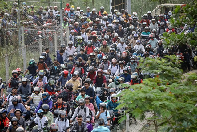 Orang-orang mengendarai sepeda motor berkumpul di alun-alun tol Jembatan Padma saat mereka meninggalkan Dhaka untuk merayakan Idul Fitri di rumah bersama keluarga, di Munshiganj, Bangladesh, Kamis (20/4/2023). Foto: Mohammad Ponir Hossain/REUTERS