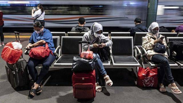 Momen mudik untuk memelihara kesehatan mental. Photo by Denniz Futalan from Pexels: https://www.pexels.com/photo/passengers-on-railway-station-in-asia-4330937/