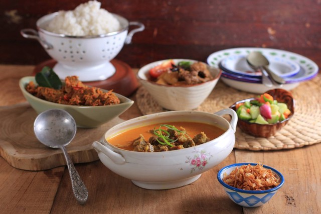 Ilustrasi hidangan makanan saat Lebaran. Foto: Ika Rahma H/Shutterstock