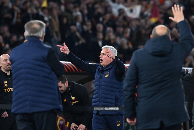 Pelatih AS Roma, Jose Mourinho, merayakan kemenangan timnya atas Feyenoord di leg kedua perempat final Liga Europa 2022/23 di Stadio Olimpico, Roma, Italia, pada Jumat (21/4). Foto: Alberto Lingria/Reuters