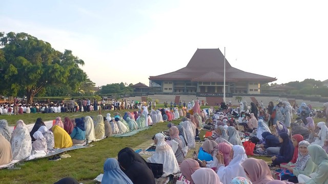 Suasana Salat Id di Lapangan Halaman Grha Sabha Pramana (GSP) UGM, Jumat (21/4/2023).  Foto: Arfiansyah Panji Purnandaru/kumparan