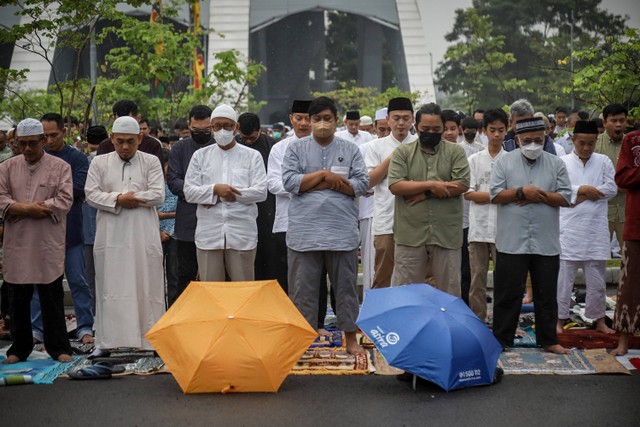 Umat muslim melaksanakan Salat Idul Fitri 1444 H di Lapangan parkir Jakarta International Equestrian Park, Jakarta, Jumat (21/4/2023). Foto: Jamal Ramadhan/kumparan