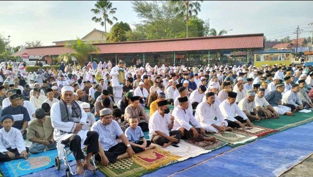 Warga Muhammadiyah Gelar Salat Idul Fitri di Terminal Mempawah