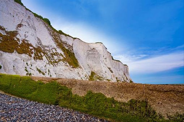 Ilustrasi Gunung Kapur Ciseeng   Sumber www.unsplash.com