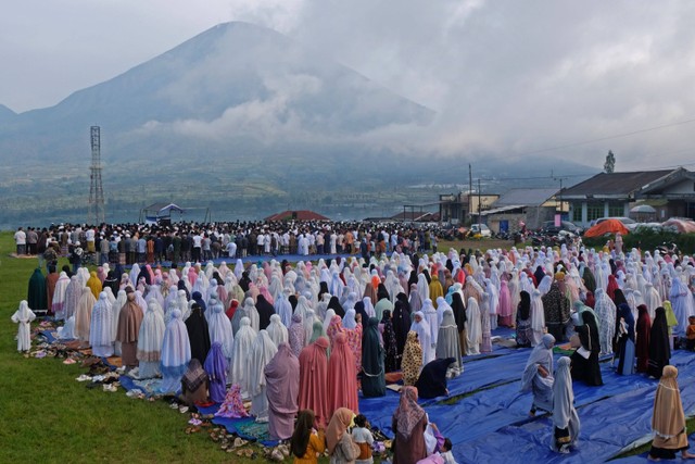Warga Muhammadiyah melaksanakan Shalat Idul Fitri 1444 Hijriah di lapangan kawasan lereng Gunung Sumbing, Desa Garung, Butuh, Kalikajar, Wonosobo, Jawa Tengah, Jumat (21/4/2023).  Foto: Anis Efizudin/ANTARA FOTO