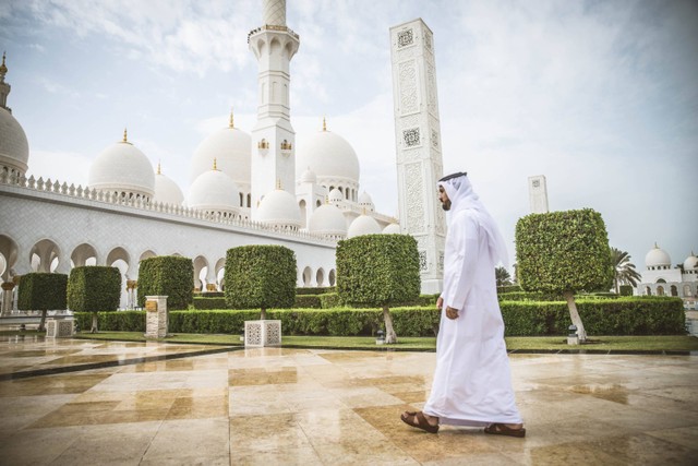 Ilustrasi warga UAE beribada di masjid. Foto: Shutterstock