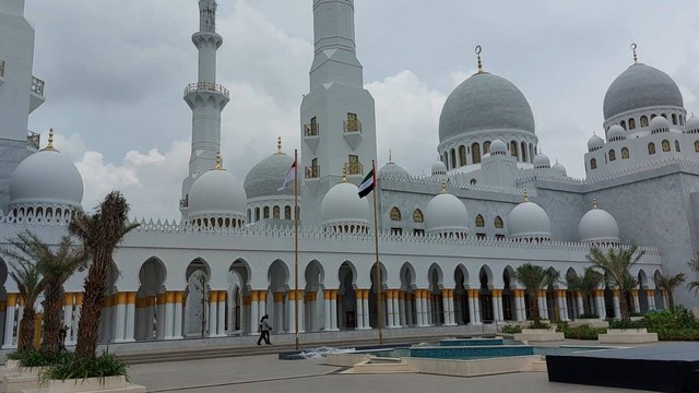 Pengamanan jelang Salat Idul Fitri 1444 H di Masjid Raya Syeikh Zayed, Solo, Jawa Tengah, Jumat (21/4/2023). Foto: Dok. Istimewa