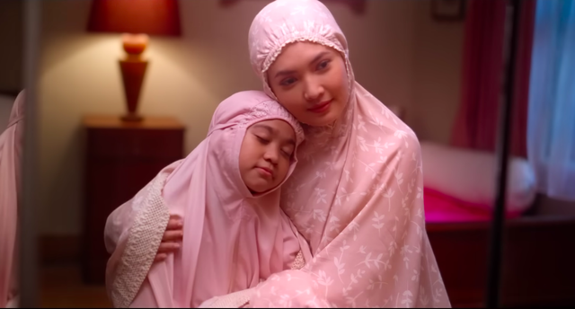 Iklan inspiratif Sampo Lifebuoy menggambarkan kasih sayang ibu kepada anaknya. Foto: YouTube/Lifebuoy ID