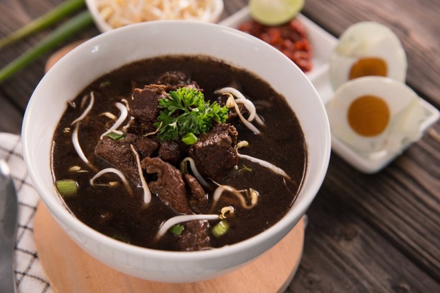 Nasi hangat ditambah rawon daging khas Surabaya bisa jadi alternatif menu Lebaran. Foto: Shutterstock