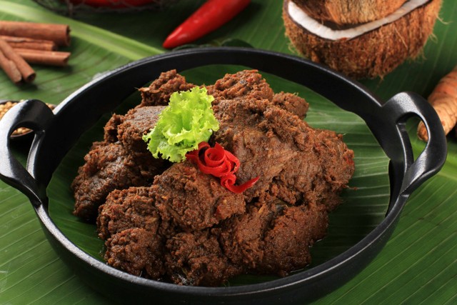 Menu khas Minangkabau ini rasanya sudah jadi andalan di sajian menu Lebaran nusantara. Foto: Shutterstock