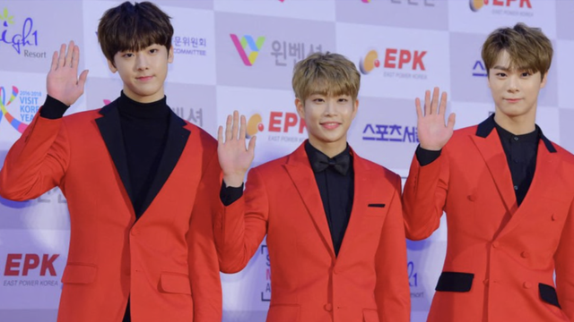 Moonbin (kanan) merupakan anggota dari grup boyband asal Korea, Astro