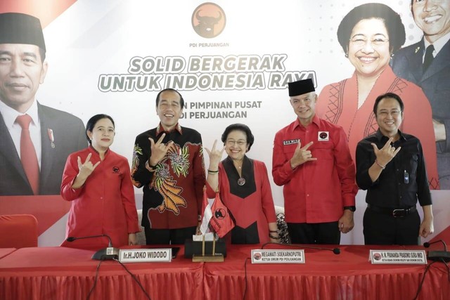 Ketua Umum PDIP Megawati Soekarnoputri bersama Presiden Jokowi, Ketua DPP PDIP Puan Maharani dan Capres PDI Perjuangan Ganjar Pranowo foto bersama di Istana Batu Tulis, Bogor, Jumat (21/4/2023).  Foto: Dok. Istimewa