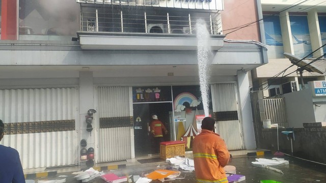 Toko Baby Shop, Cilukba di Jalan Wolter Monginsidi, Kelurahan Durian Payung, Kecamatan Tanjung Karang Pusat kebakaran. | Foto: Dok BPBD kota Bandar Lampung