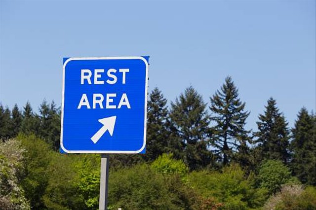 Ilustrasi Rest Area Cibubur dengan berbagai fasilitas lengkap. Sumber foto : Pixabay @gaule