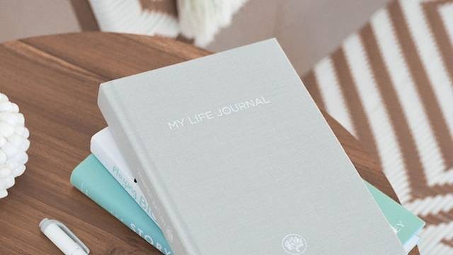 Ilustrasi cara penulisan daftar pustaka dari jurnal, Foto oleh Prophsee Journals di Unsplash