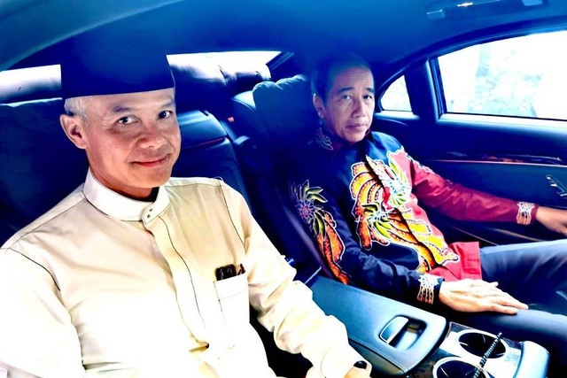 Capres PDIP Ganjar Pranowo pulang satu mobil dengan Presiden Jokowi seusai deklarasi Capres PDIP oleh Ketum PDIP Megawati di Istana Batu Tulis. (21/4/2023). Foto: Agus Suparto/Istana Presiden