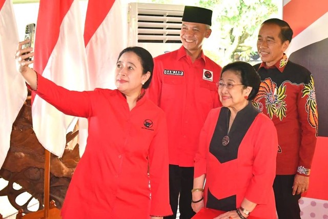 Gubernur Jateng Ganjar Pranowo berfoto bersama dengan Presiden Jokowi, Ketum PDIP Megawati Soekarnoputri dan Puan Maharani usai diusung sebagai Capres dari PDIP, pada Jumat (21/4/2023). Foto: Agus Suparto/Istana Presiden