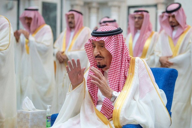Raja Arab Saudi Salman bin Abdulaziz melaksanakan salat Idul Fitri di Istana Al-Salam di Jeddah, Arab Saudi, Jumat (21/4/2023). Foto: Saudi Press Agency/Handout via REUTERS