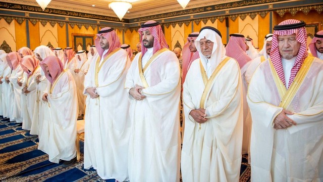 Putra Mahkota Arab Saudi, Mohammed bin Salman, melaksanakan salat Idul Fitri di Masjidil Haram di kota suci Makkah, Arab Saudi, Jumat (21/4/2023). Foto: Saudi Press Agency/Handout via REUTERS