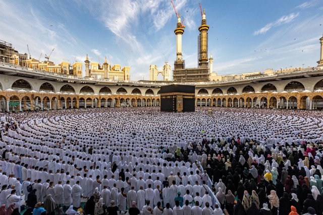 Umat muslim menjalani salat Idul Fitri di sekitar Ka'bah, di Masjidil Haram, kota suci Makkah, Arab Saudi, Jumat (21/4/2023). Foto: Abdel Ghani Bashir/AFP