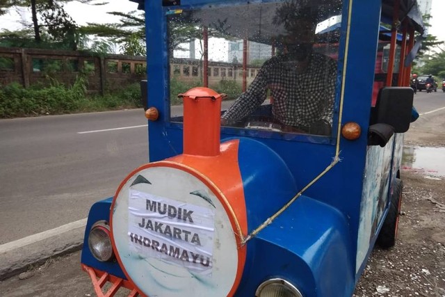 Pria asal Jakarta Timur berangkat mudik ke Indramayu Jawa Barat, menggunakan sepeda motor yang sudah dimodifikasi odong-odong kereta thomas. Foto: kumparan