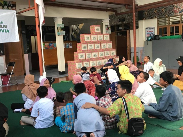 Berkolaborasi dengan My Dervia, Dompet Dhuafa Jogja kembali berbagi kebahagiaan Parsel Lebaran untuk anak-anak Yatim dan Dhuafa di Yayasan Sayap Ibu yang bertempat di Kalasan, Yogyakarta (19/04/2023).